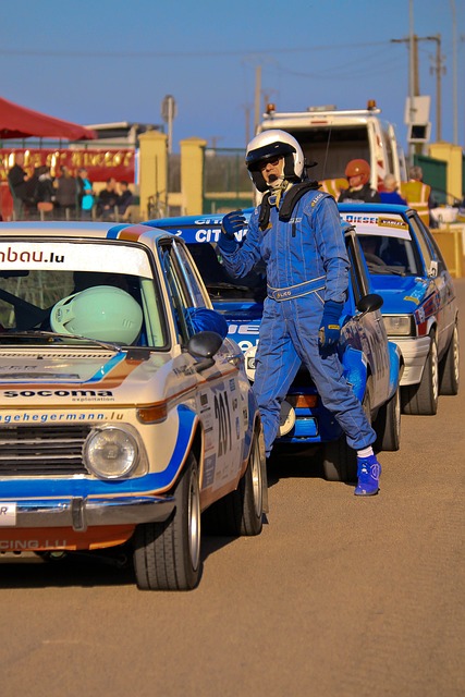 却始终认为 却始终认为